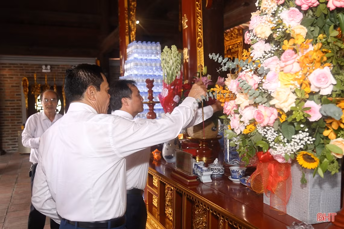 Lãnh đạo tỉnh dâng hương tại các địa chỉ đỏ ở Hà Tĩnh và Nghệ An