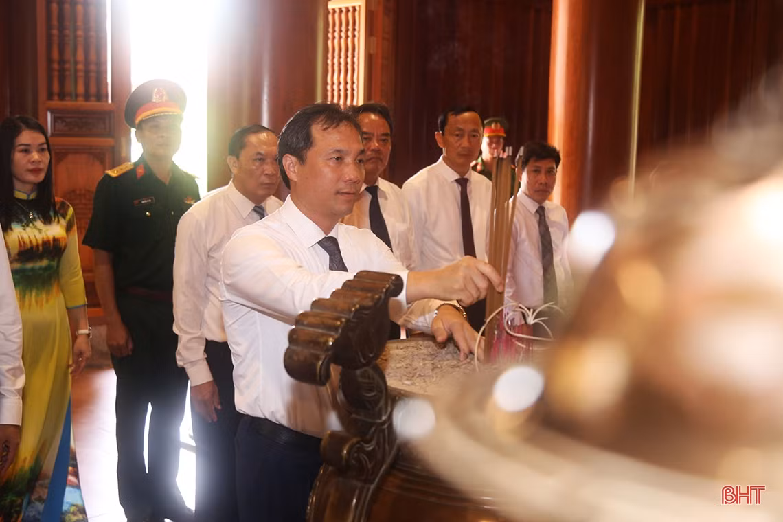 Lãnh đạo tỉnh dâng hương tại các địa chỉ đỏ ở Hà Tĩnh và Nghệ An