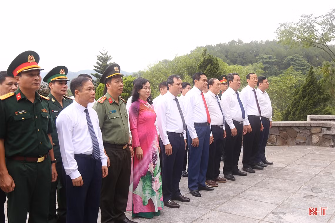 Lãnh đạo tỉnh dâng hương tại các địa chỉ đỏ ở Hà Tĩnh và Nghệ An