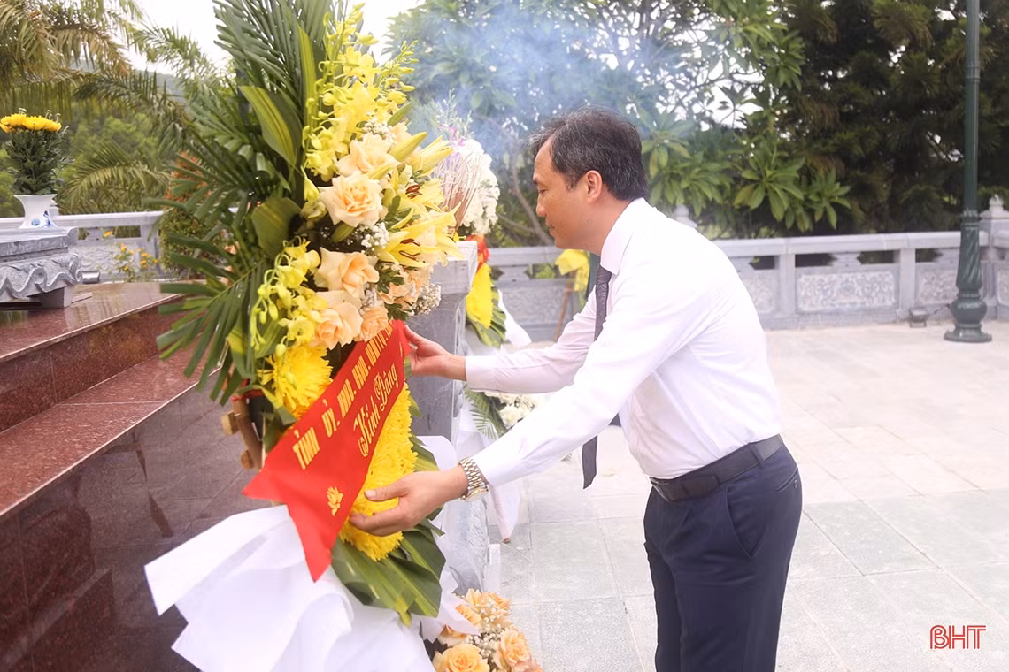 Lãnh đạo tỉnh dâng hương tại các địa chỉ đỏ ở Hà Tĩnh và Nghệ An