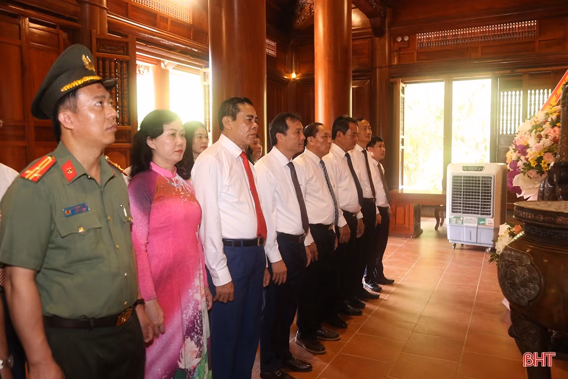 Lãnh đạo tỉnh dâng hương tại các địa chỉ đỏ ở Hà Tĩnh và Nghệ An