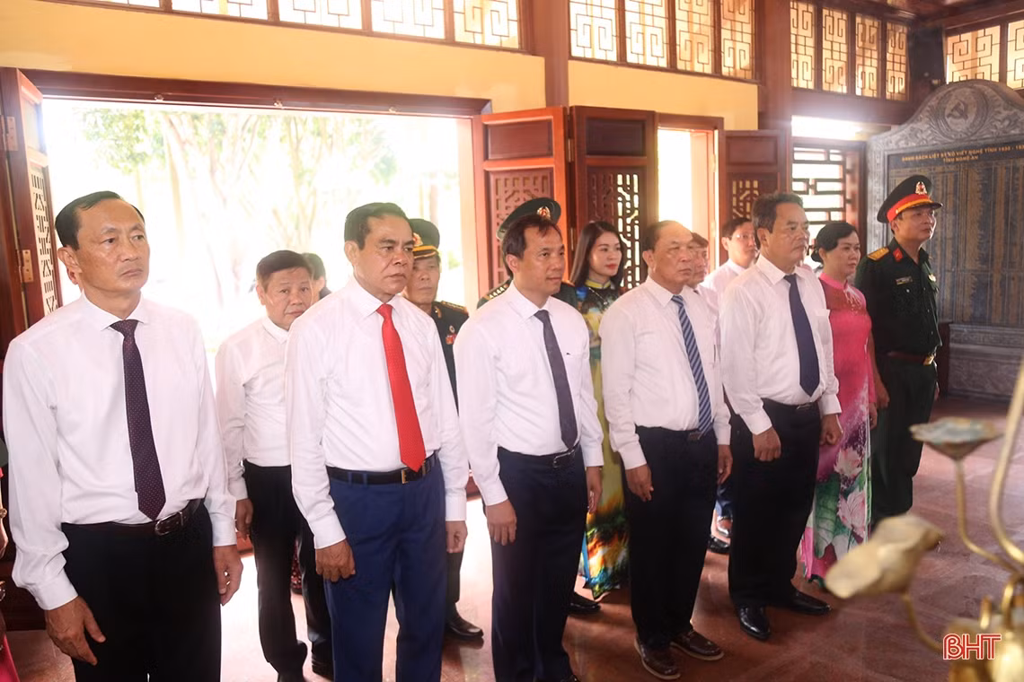 Lãnh đạo tỉnh dâng hương tại các địa chỉ đỏ ở Hà Tĩnh và Nghệ An