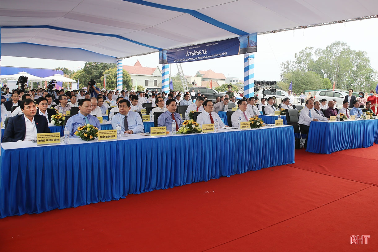 Chính thức thông xe cầu Cửa Hội nối Nghệ An - Hà Tĩnh
