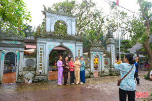 Du khách muôn phương hành hương về đền Chợ Củi ngày cuối tuần