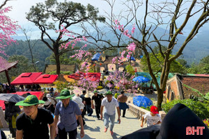 Hơn 5 vạn lượt người trẩy hội chùa Hương Tích - Hà Tĩnh