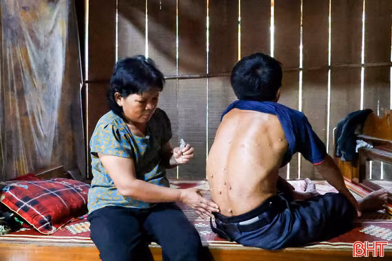 Vòng tay nhân ái: Nghẹn lòng cảnh vợ ung thư chăm chồng bị di chứng chất độc da cam