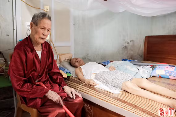 Vòng tay nhân ái: Thương xót cảnh cha già yếu chăm con trai bị liệt 2 chân