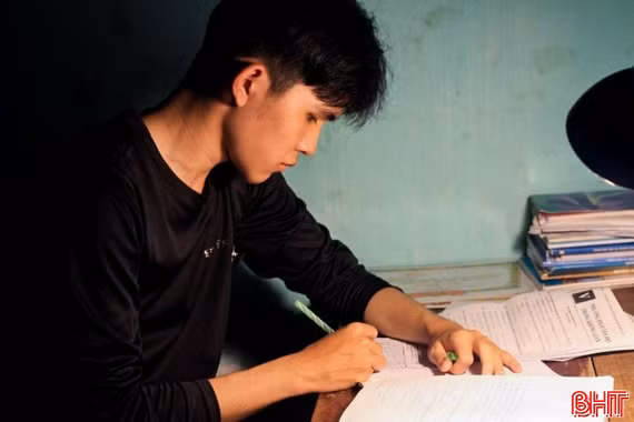 Vòng tay nhân ái: Xót xa cảnh nam sinh mồ côi học cách làm trụ cột gia đình