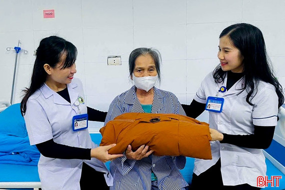 Những “bàn tay ấm” âm thầm nâng đỡ người bệnh