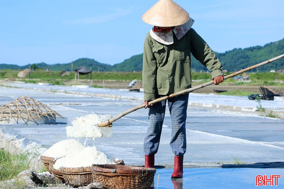 Người dân Châu Hạ nặng lòng với hạt muối quê hương