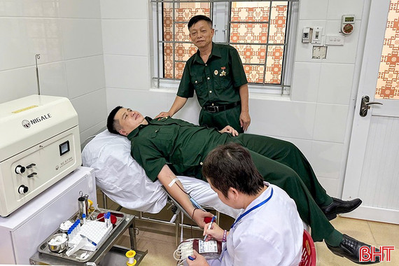 Cảm động con trai CCB từ Bắc Ninh vào Hà Tĩnh hiến máu cứu con đồng đội của bố