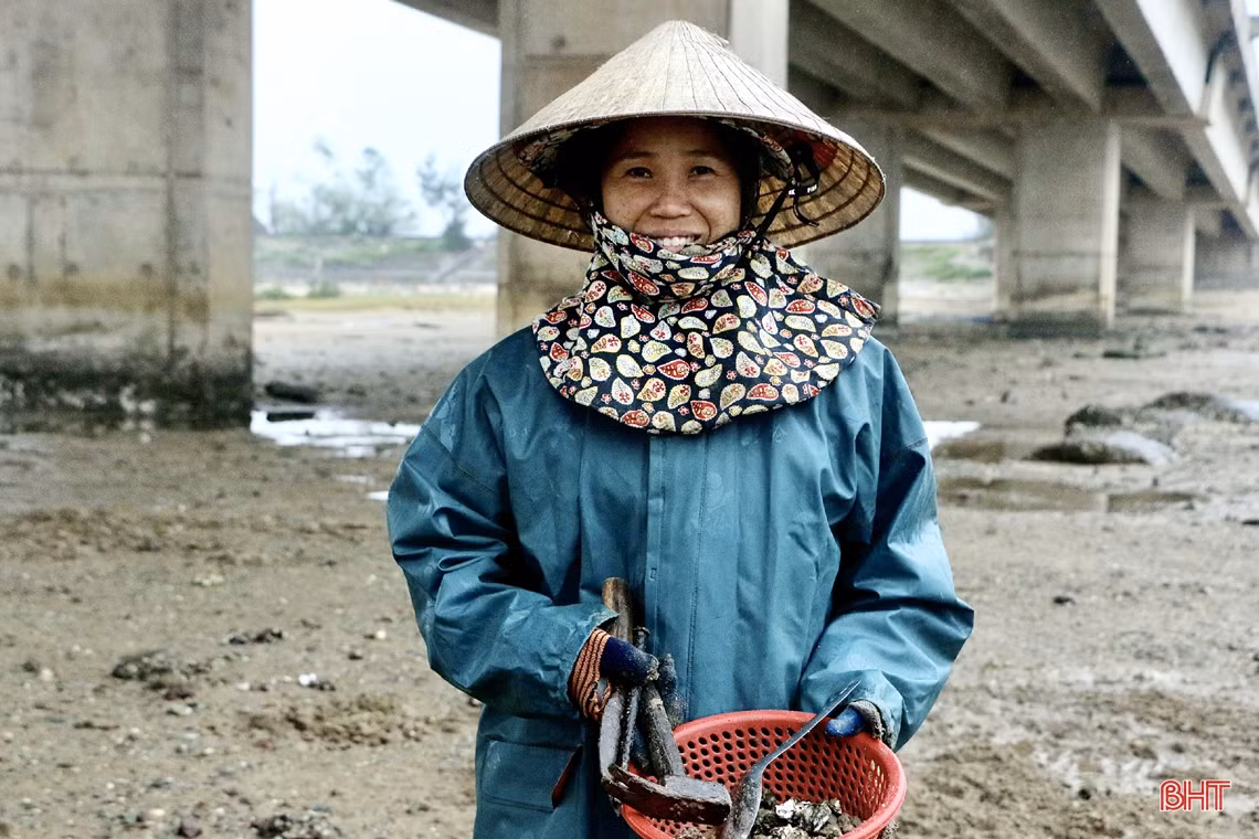 Xem phụ nữ miền biển Hà Tĩnh đục đá tìm hàu