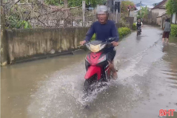 Nhiều hộ dân bức xúc vì hễ có mưa là đường, sân vườn bị ngập