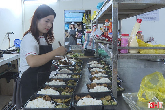 Những suất cơm nghĩa tình giữa vùng tâm lũ 