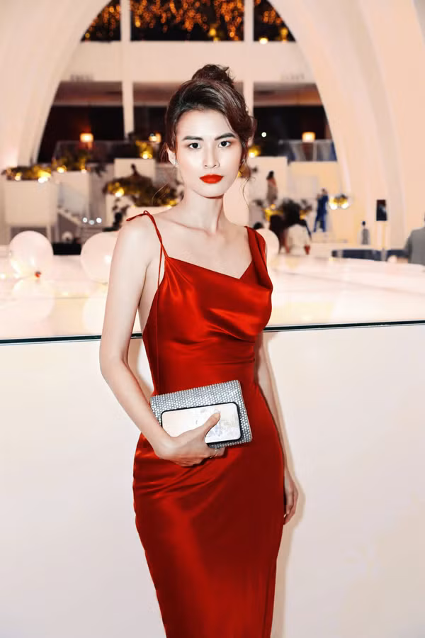 Mỹ nhân Việt “mê” váy lụa mùa hè