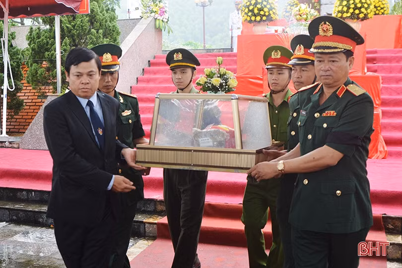 Hà Tĩnh truy điệu, an táng 7 hài cốt liệt sỹ quân tình nguyện và chuyên gia Việt Nam hy sinh tại Lào