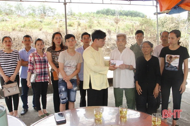 Tiếp tục hỗ trợ hộ nghèo bị hỏa hoạn thiêu rụi nhà ở Phương Điền