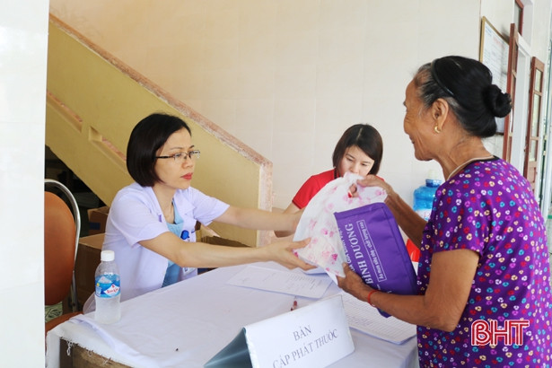 400 người dân được khám, phân loại khuyết tật và cấp thuốc miễn phí