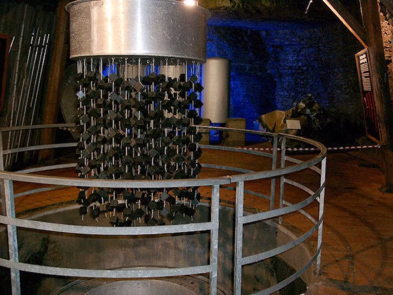 Khối urani bí ẩn từ lò phản ứng hạt nhân của trùm phát-xít Hitler