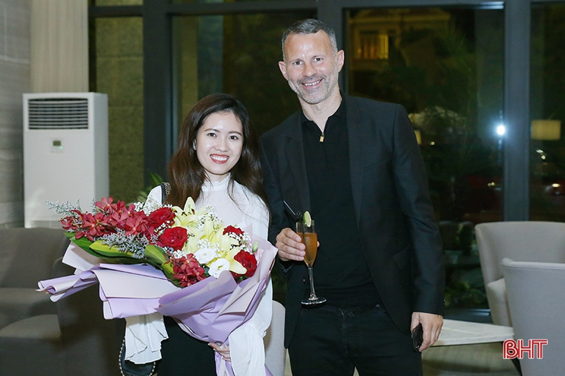 Ryan Giggs đến Hà Tĩnh lúc nửa đêm, sẵn sàng giao lưu với người hâm mộ