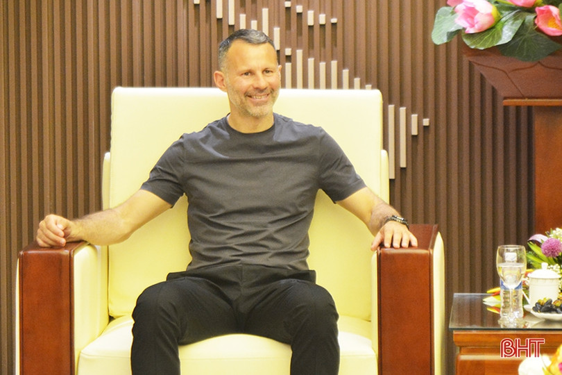 Cựu cầu thủ MU - Ryan Giggs chào xã giao lãnh đạo Hà Tĩnh