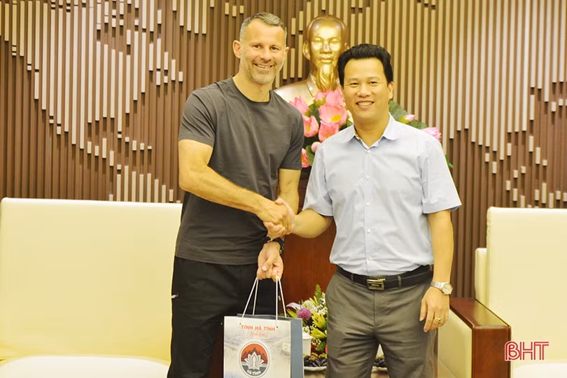 Cựu cầu thủ MU - Ryan Giggs chào xã giao lãnh đạo Hà Tĩnh