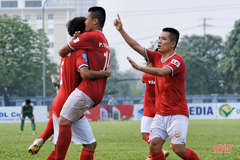 Hồng Lĩnh Hà Tĩnh chiến thắng thuyết phục Phù Đổng FC 2-0 trên sân khách