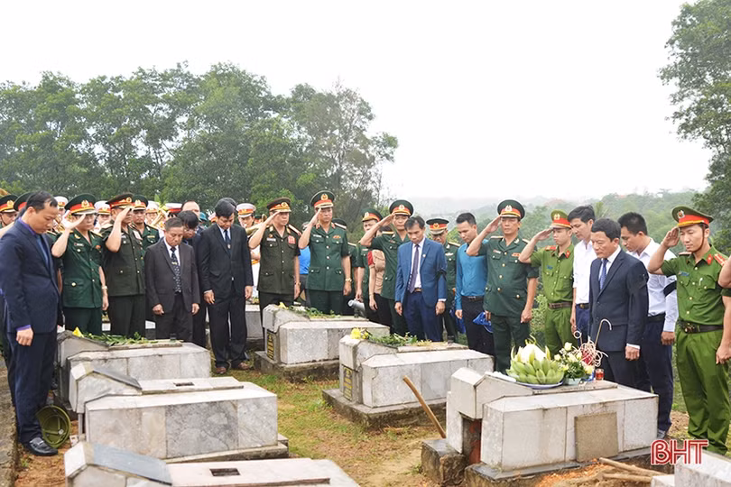 Hà Tĩnh truy điệu, an táng 7 hài cốt liệt sỹ quân tình nguyện và chuyên gia Việt Nam hy sinh tại Lào