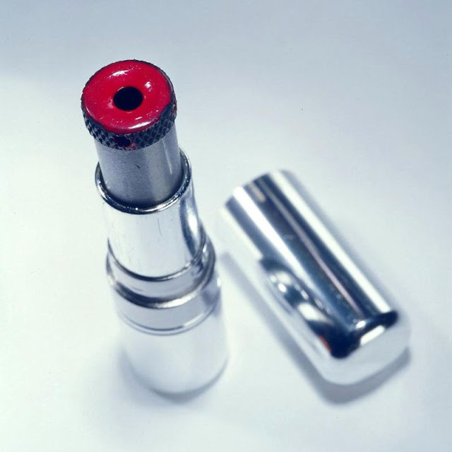 Choáng với vũ khí gián điệp được ngụy trang như phim trinh thám