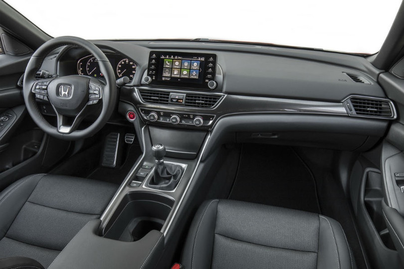 Honda Accord 2019 giá 1 tỷ đồng, Toyota Camry “toát mồ hôi”