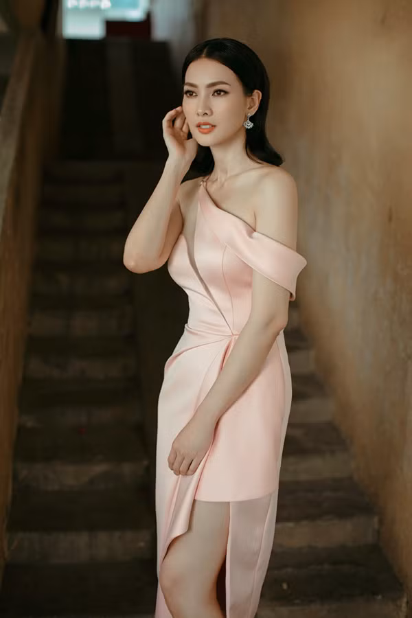 Mỹ nhân Việt “mê” váy lụa mùa hè