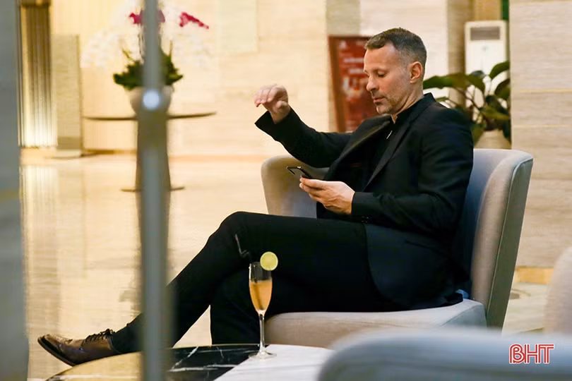 Ryan Giggs đến Hà Tĩnh lúc nửa đêm, sẵn sàng giao lưu với người hâm mộ