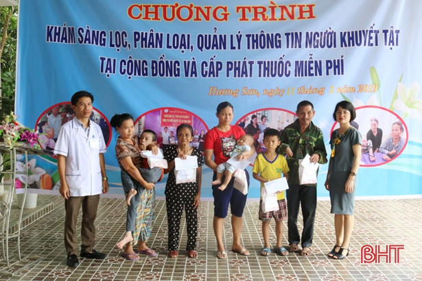 400 người dân được khám, phân loại khuyết tật và cấp thuốc miễn phí