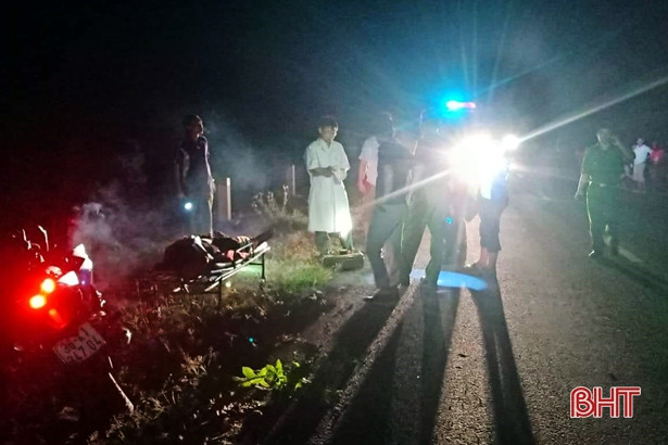 Xe máy đâm gãy cột mốc, 2 thanh niên thương vong