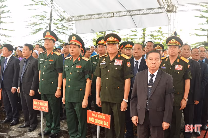 Hà Tĩnh truy điệu, an táng 7 hài cốt liệt sỹ quân tình nguyện và chuyên gia Việt Nam hy sinh tại Lào