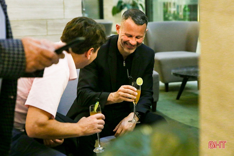 Ryan Giggs đến Hà Tĩnh lúc nửa đêm, sẵn sàng giao lưu với người hâm mộ