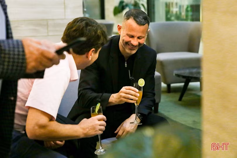 Ryan Giggs đến Hà Tĩnh lúc nửa đêm, sẵn sàng giao lưu với người hâm mộ