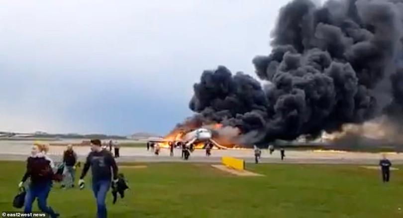 Hiện trường vụ máy bay Nga bốc cháy khiến ít nhất 41 người thiệt mạng