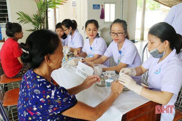 400 người dân được khám, phân loại khuyết tật và cấp thuốc miễn phí