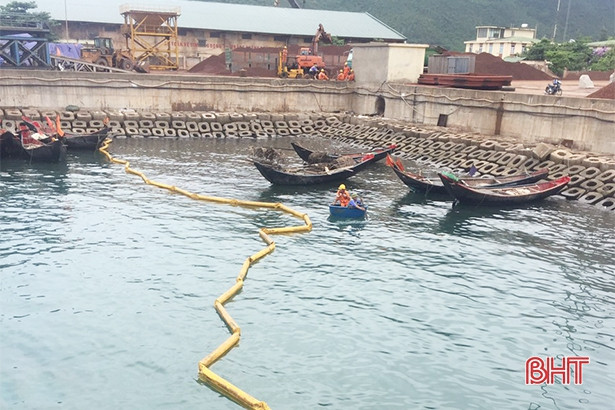 Kịp thời ứng cứu hai tàu cá bị giông lốc đánh chìm tại cảng Vũng Áng