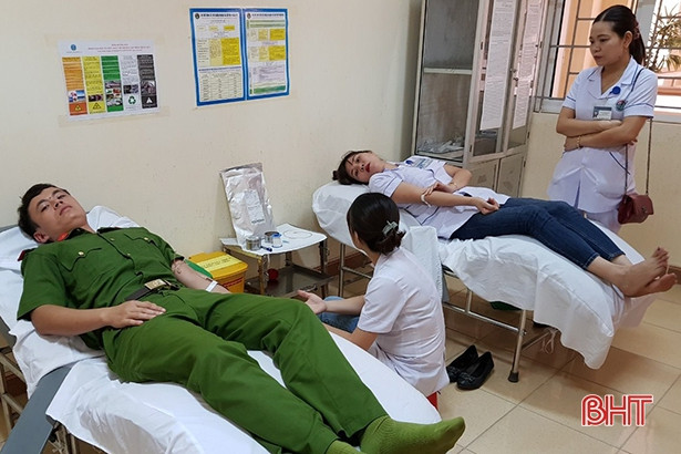 6 người trực tiếp hiến máu cứu bệnh nhân nguy kịch ở BVĐK Hà Tĩnh