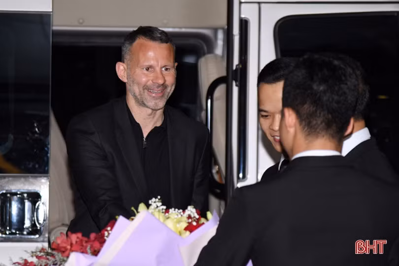 Ryan Giggs đến Hà Tĩnh lúc nửa đêm, sẵn sàng giao lưu với người hâm mộ