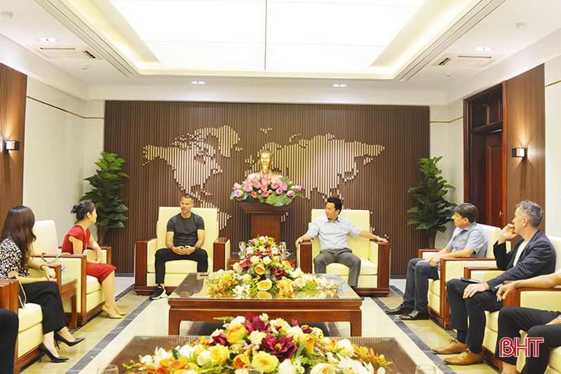 Cựu cầu thủ MU - Ryan Giggs chào xã giao lãnh đạo Hà Tĩnh