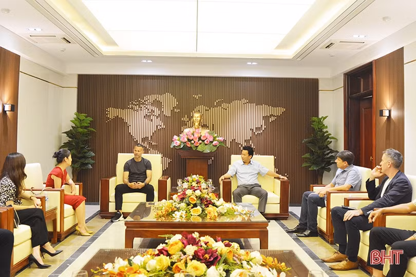 Cựu cầu thủ MU - Ryan Giggs chào xã giao lãnh đạo Hà Tĩnh