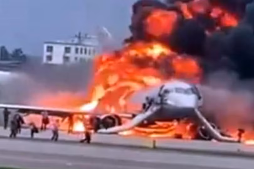 Hiện trường vụ máy bay Nga bốc cháy khiến ít nhất 41 người thiệt mạng