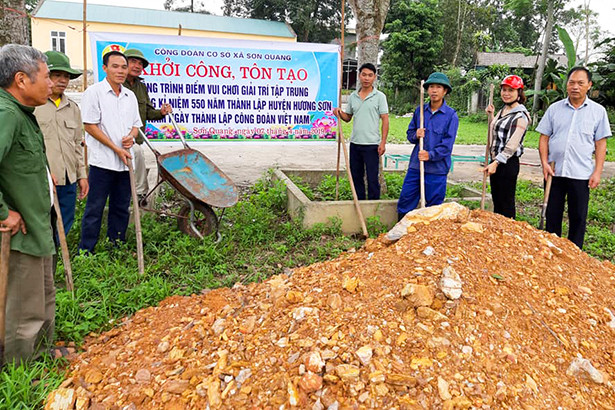 Gắn biển các công trình chào mừng 90 năm thành lập Công đoàn Việt Nam