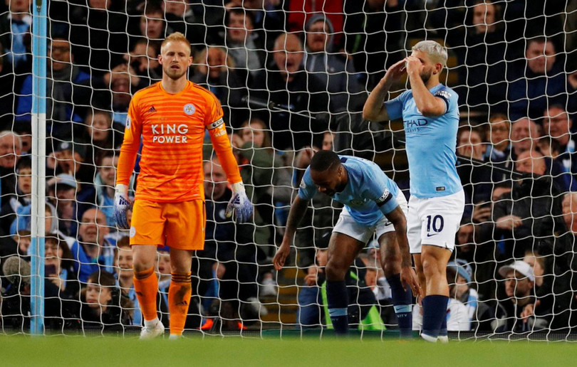 Kompany lập siêu phẩm, Man City chạm một tay vào chức vô địch