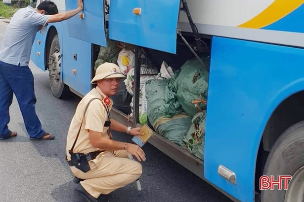 Phát hiện 2 xe khách chở hàng hóa không có nguồn gốc, xuất xứ