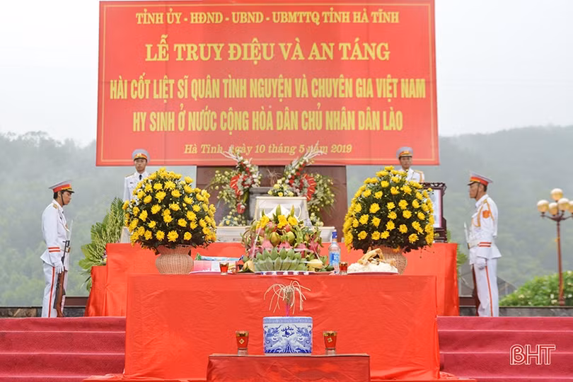 Hà Tĩnh truy điệu, an táng 7 hài cốt liệt sỹ quân tình nguyện và chuyên gia Việt Nam hy sinh tại Lào