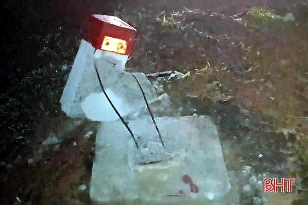 Xe máy đâm gãy cột mốc, 2 thanh niên thương vong